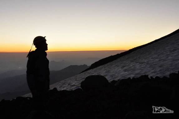 Enquanto nos preparamos para o ataque ao cume, o dia começa a raiar por detrás das encostas do vulcão Lanín, na região de Junín de Los Andes, no sul da Argentina